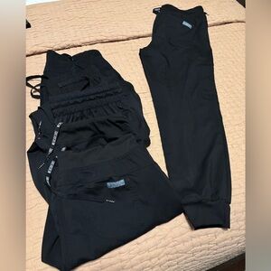 Scrubs-6 pair of joggers scrubs in excellent condition. Black, size medium.